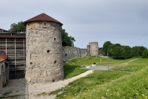 Башни и стены крепости